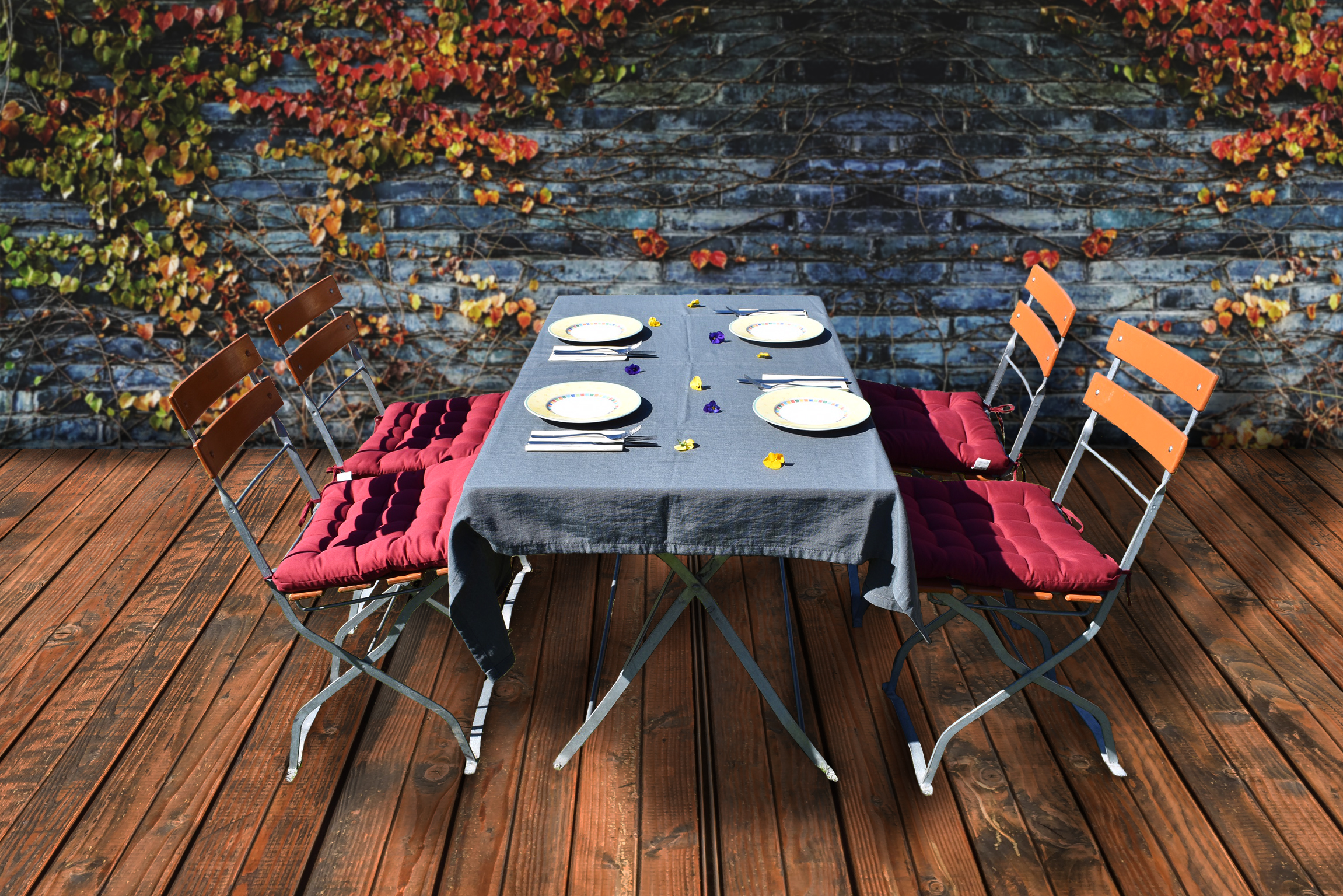 Gedeckter Tisch unter dem Zelt